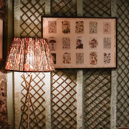 Мини-отель The Hare & Hounds *