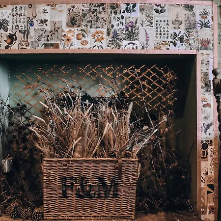 Мини-отель The Hare & Hounds