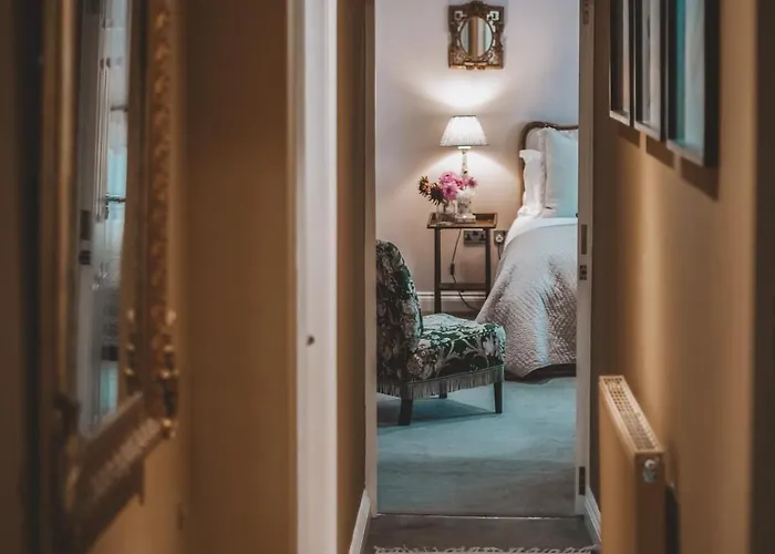 Мини-отель The Hare & Hounds *